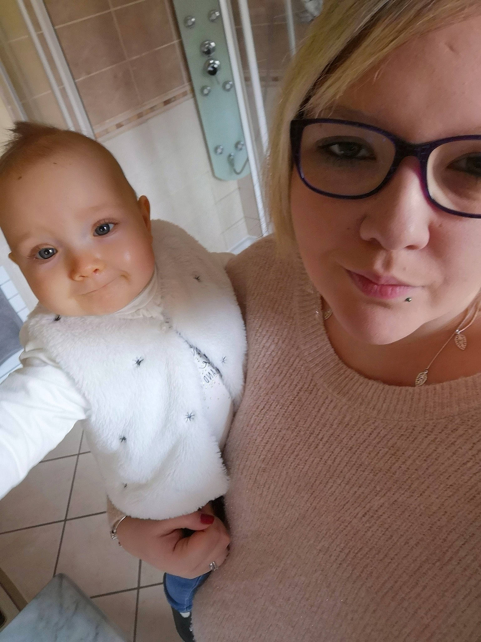 Léana participe au concours pour gagner de l'argent avec cette photo : abdomen, blond, cheek, child, day, ear, finger, girl, glasses, hair, human_hair_color, infant, lip, nose, person, product, selfie, skin, toddler, trunk