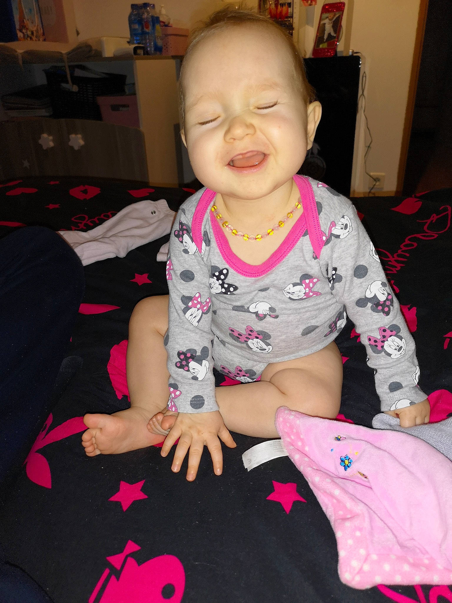 Léana a rejoint le concours — aidez-le/la à gagner de superbes lots ! arm, cheek, child, day, eye, facial_expression, fun, girl, head, human_body, infant, leg, organ, person, pink, product, sitting, skin, smile, textile