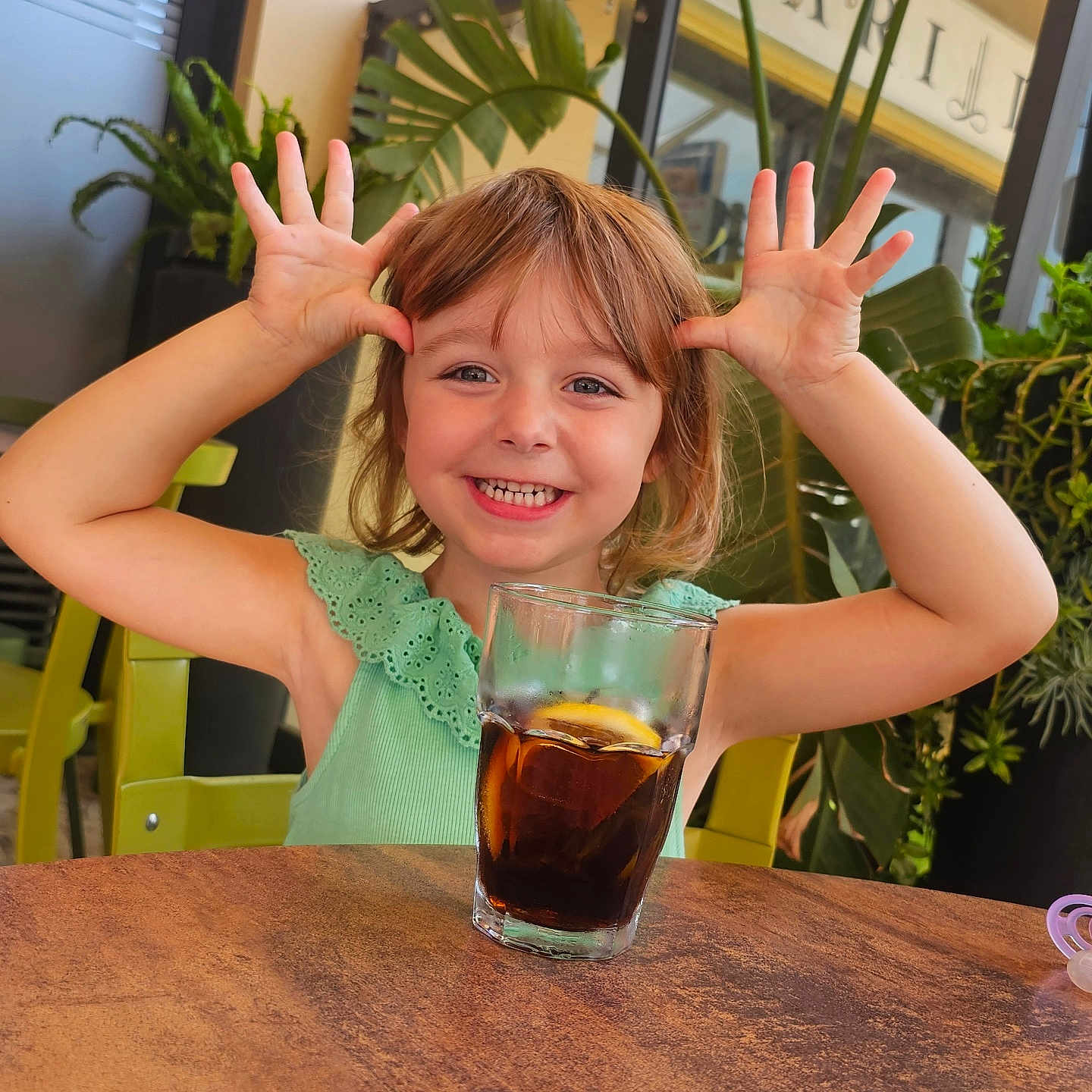 Lyana a rejoint le concours — aidez-le/la à gagner de superbes lots ! architecture, bodypart, building, diningroom, diningtable, face, finger, furniture, glass, hand, head, indoors, person, photography, plant, portrait, pottedplant, room, table, wood