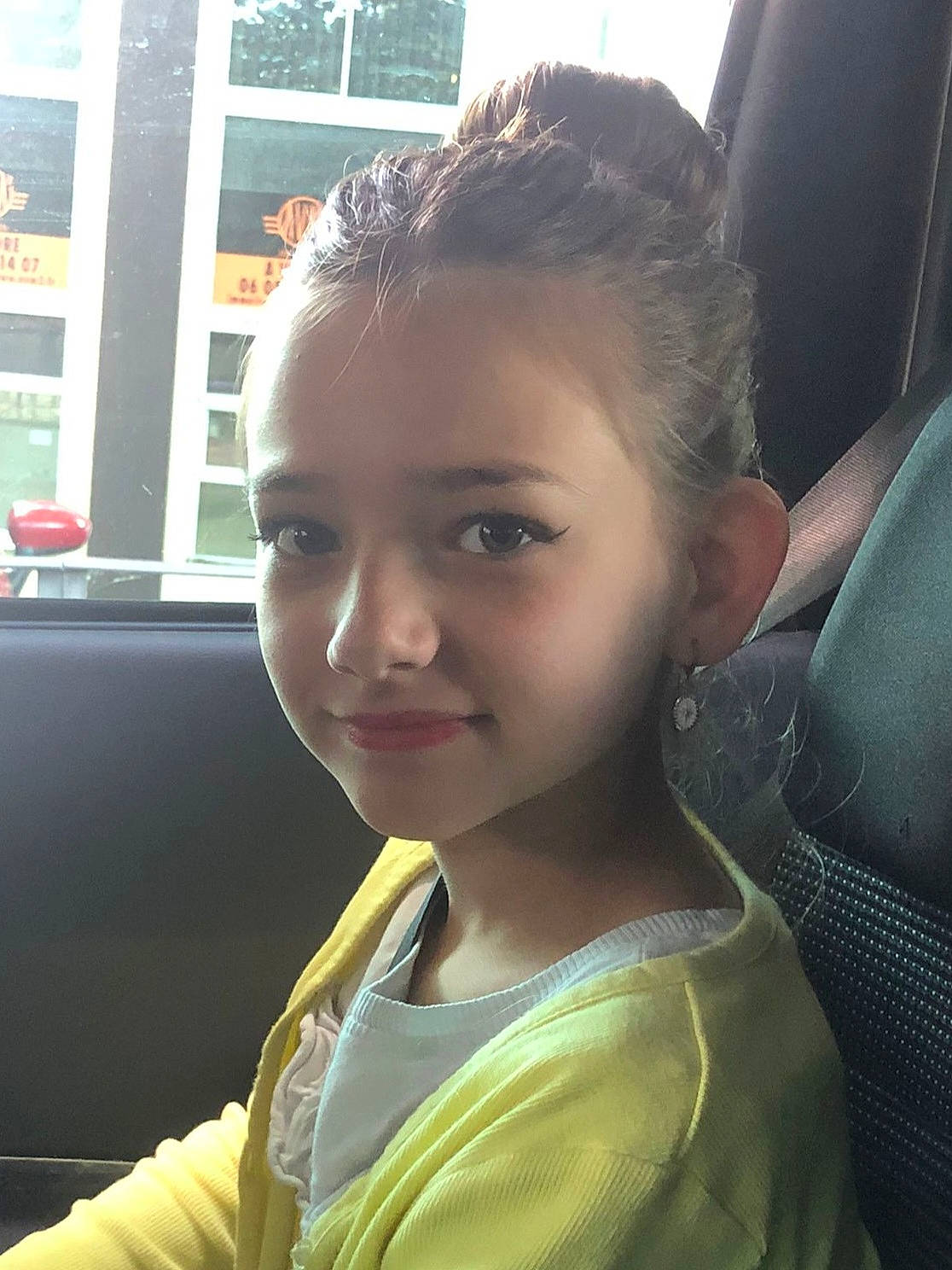 Méline participe au concours pour gagner de l'argent avec cette photo : auto_part, blond, car_seat, ear, eyebrow, eyewear, family_car, forehead, fun, happy, head_restraint, jaw, joy, lip, motor_vehicle, passenger, person, sitting, smile, travel