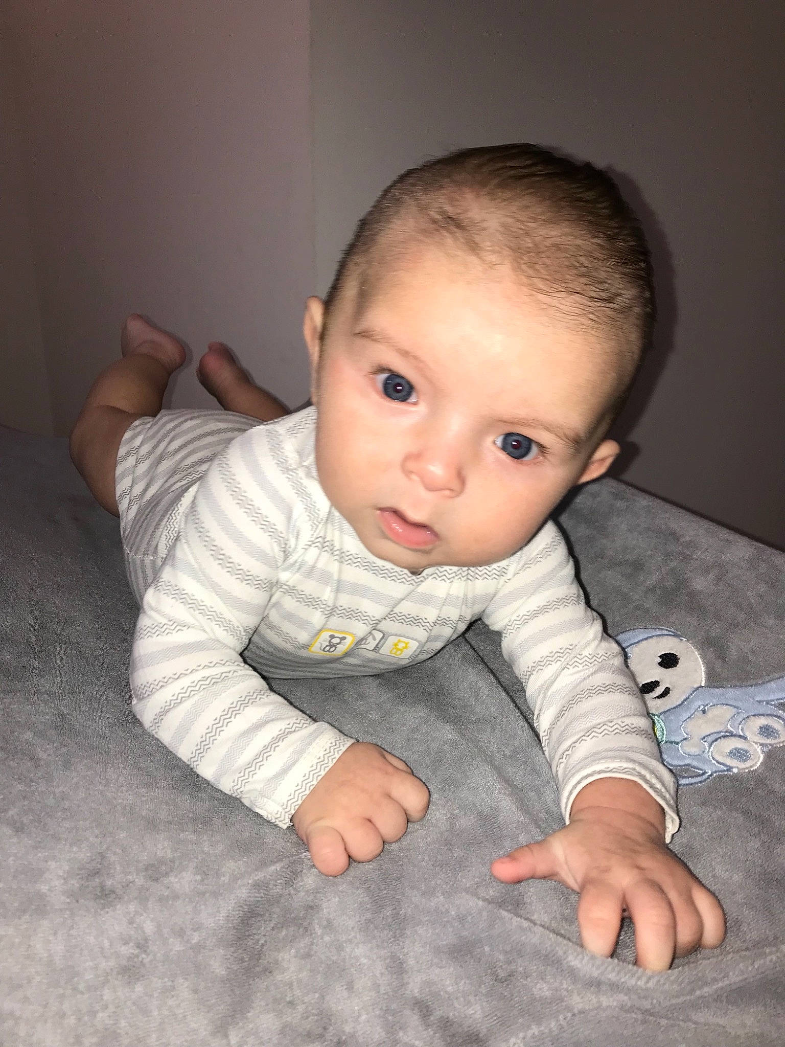 Nahil participe au concours pour gagner de l'argent avec cette photo : arm, baby, cheek, child, crawling, eye, face, finger, floor, gesture, hand, head, leg, nose, person, sitting, skin, thumb, toddler, tummy_time