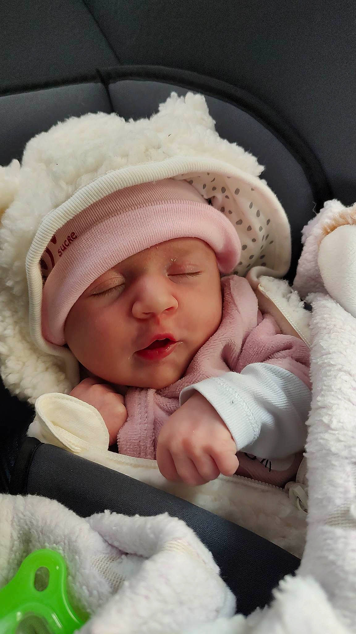 Lina participe au concours pour gagner de l'argent avec cette photo : baby, baby_sleeping, baby_toddler_clothing, bedtime, cap, cheek, child, comfort, face, facial_expression, fur, happy, headgear, headwear, knit_cap, linens, lip, person, skin, sleeve