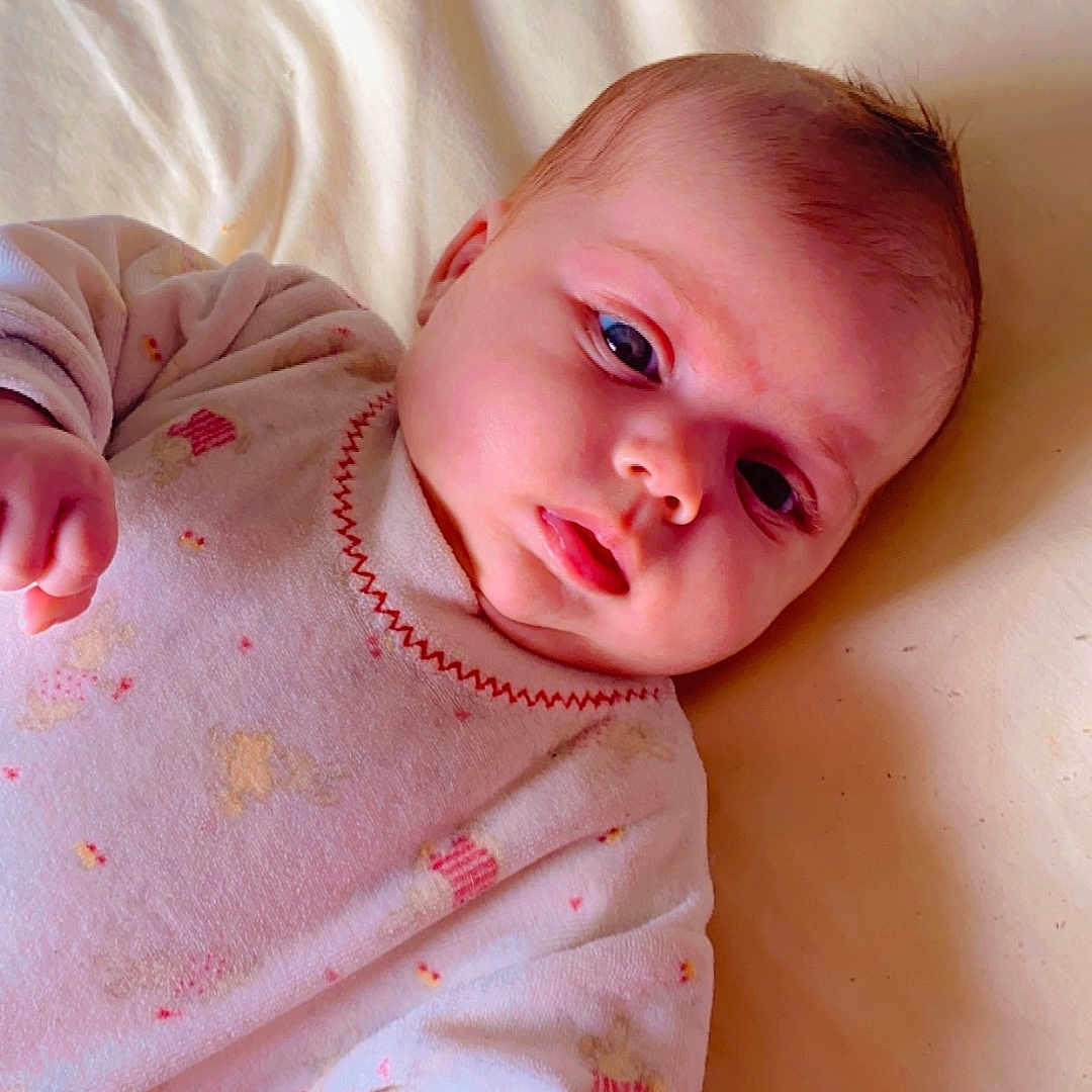 Marihen participe au concours pour gagner de l'argent avec cette photo : accessories, baby, bed, bedroom, blanket, cushion, face, furniture, happy, head, homedecor, indoors, jewelry, necklace, newborn, person, photography, portrait, room, smile