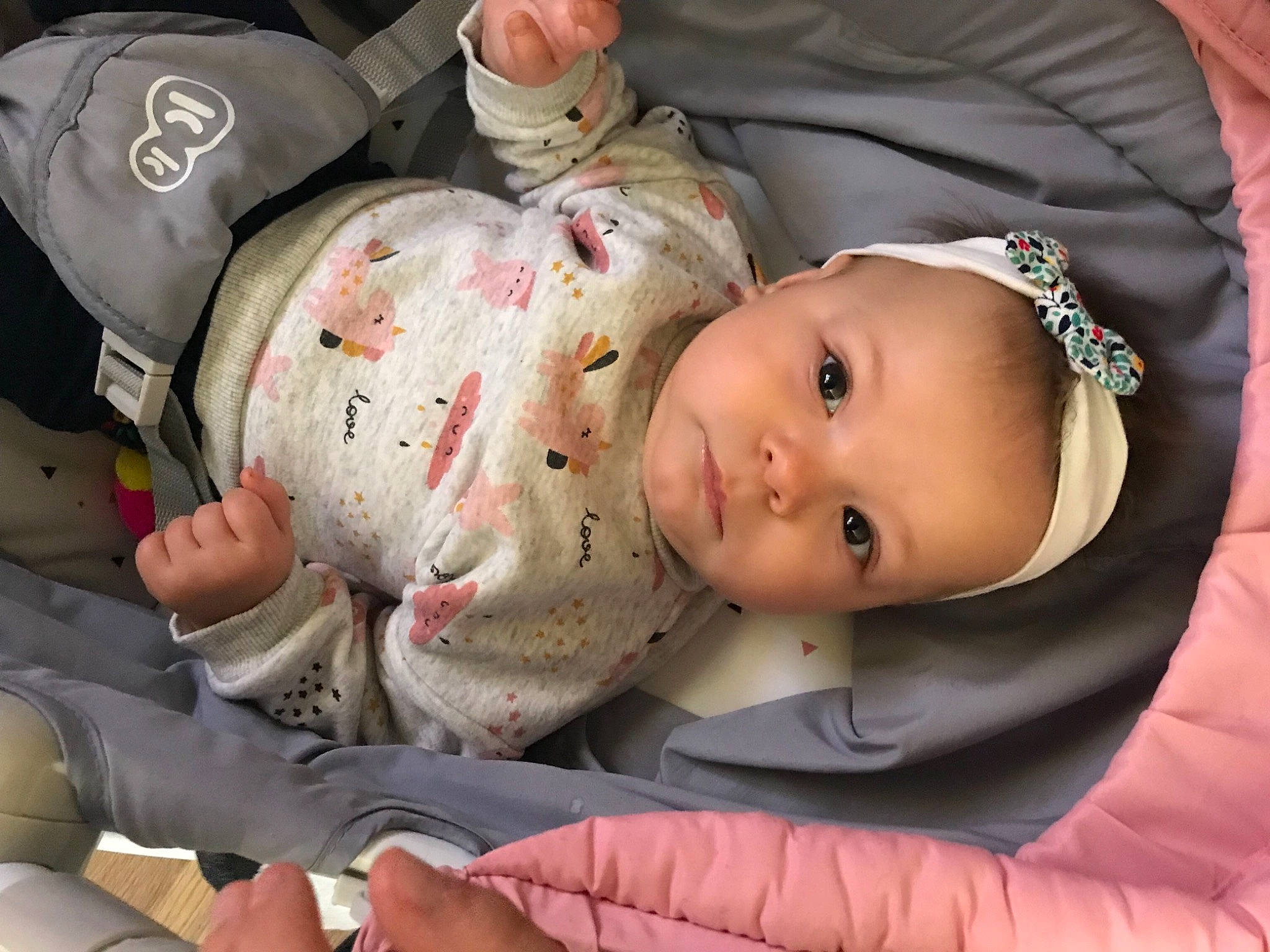 Loréanna a rejoint le concours — aidez-le/la à gagner de superbes lots ! baby, baby_products, baby_safety, baby_toddler_clothing, cheek, child, comfort, mouth, person, portrait_photography, sitting, skin, sleeve, toddler, tree, wood