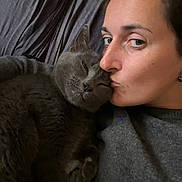 Sushi participe au concours pour gagner de l'argent avec cette photo : affection, animal, casual_clothing, cat, close_up, companion, cozy, cuddle, face, gray_cat, human, indoor, kiss, love, person, pet, portrait, resting, sleeping_cat, soft_lighting