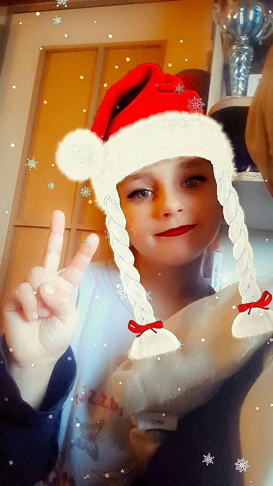 Louane participe au concours pour gagner de l'argent avec cette photo : chest, child, costume_hat, event, eye, eyebrow, eyelash, face, facial_expression, flash_photography, fun, gesture, glove, hair, happy, hat, head, headwear, lip, person