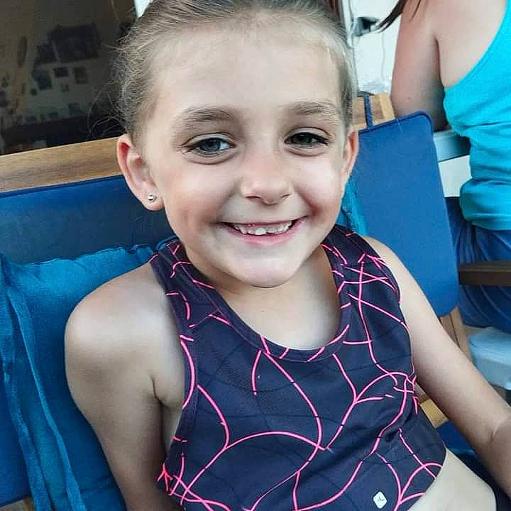 Louane participe au concours pour gagner de l'argent avec cette photo : chest, electric_blue, eyebrow, eyelash, forehead, fun, hairstyle, happy, iris, jaw, joint, joy, leisure, neck, pattern, person, selfie, shoulder, smile, sportswear