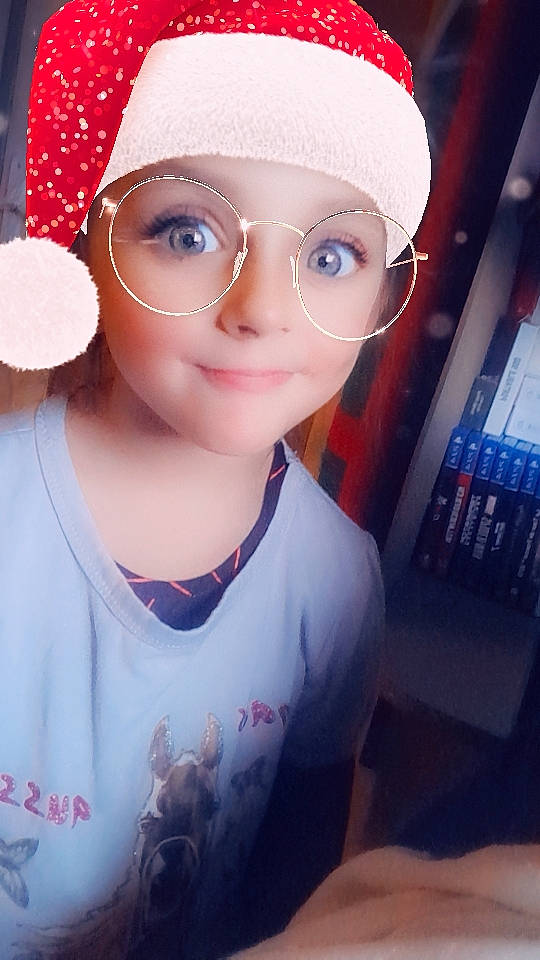 Louane participe au concours pour gagner de l'argent avec cette photo : cap, child, cool, costume_hat, electric_blue, eyewear, fashion_accessory, fun, glasses, happy, headgear, headwear, lip, magenta, person, pink, selfie, sleeve, smile, t_shirt