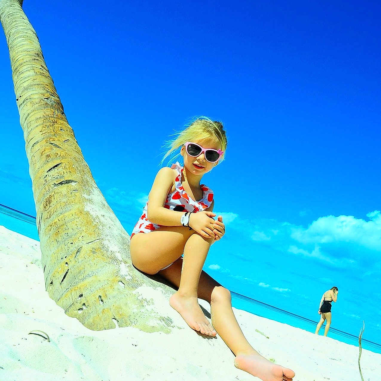 Lola a rejoint le concours — aidez-le/la à gagner de superbes lots ! accessories, beach, beachwear, bikini, clothing, coast, glasses, nature, outdoors, palmtree, person, plant, sea, shoreline, summer, sunglasses, swimwear, tree, water, wristwatch