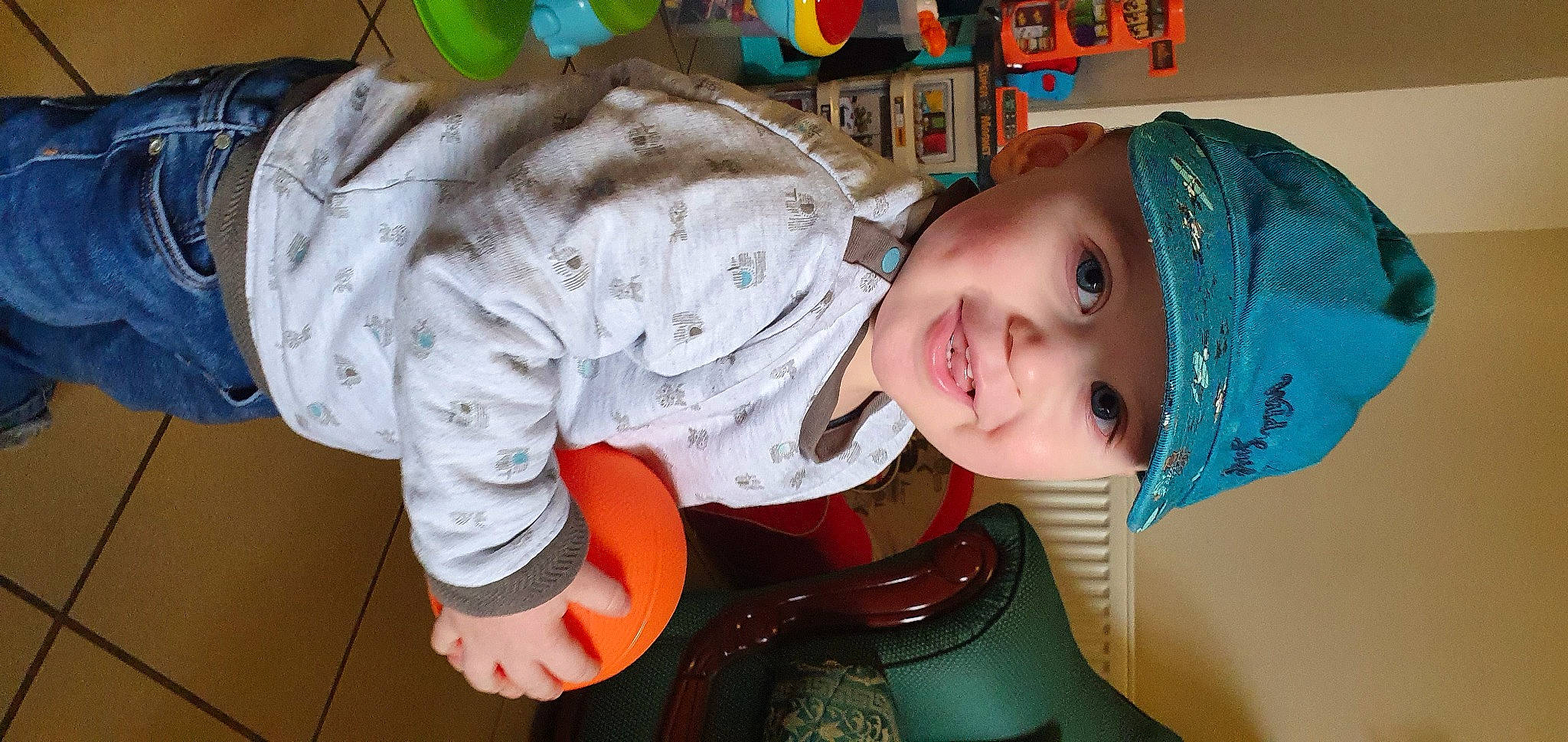 Hêlios a rejoint le concours — aidez-le/la à gagner de superbes lots ! baby, baby_toddler_clothing, cheek, child, eye, face, facial_expression, fun, hairstyle, happy, headwear, iris, mouth, nose, person, room, sitting, sleeve, smile, t_shirt