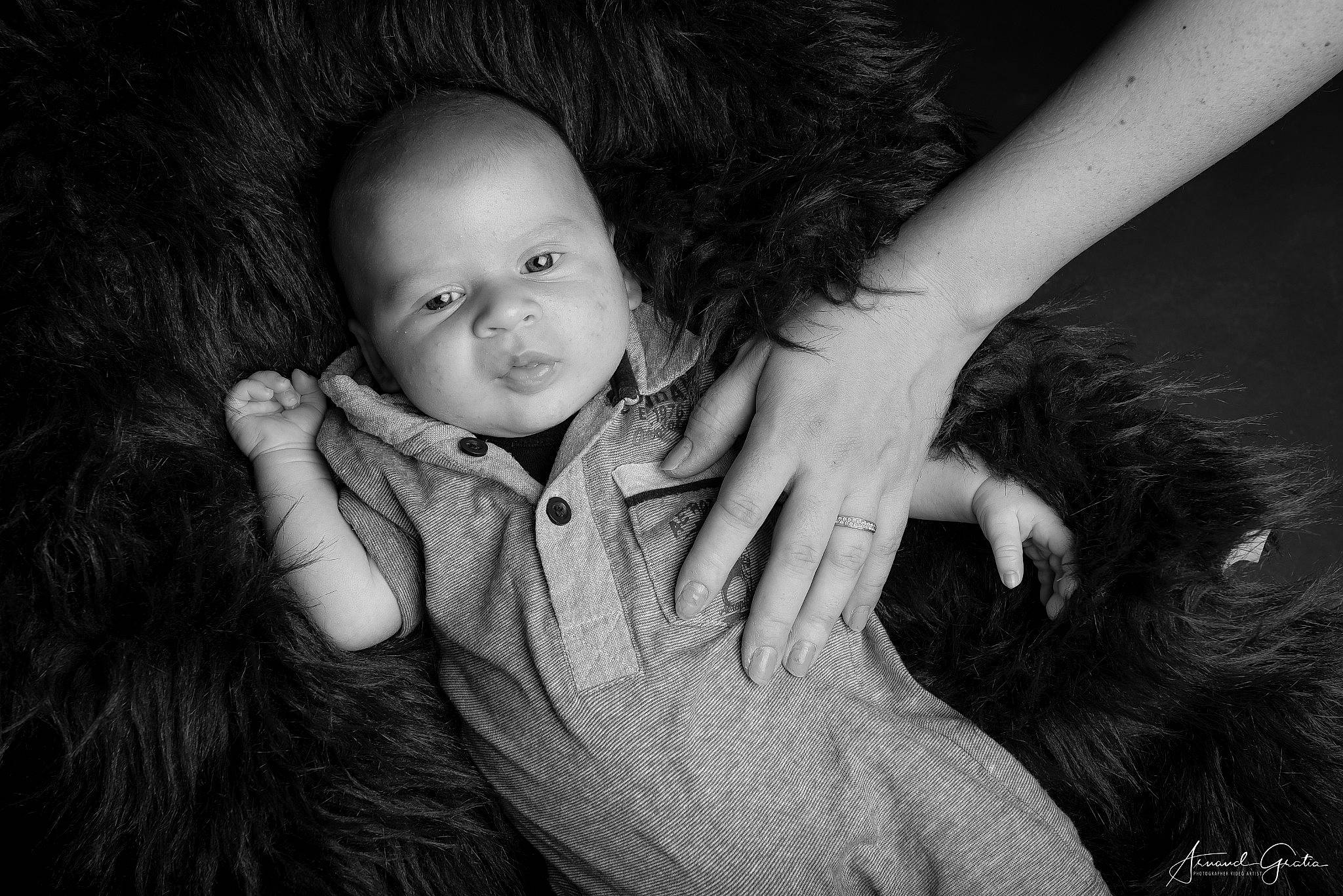 Hêlios a rejoint le concours — aidez-le/la à gagner de superbes lots ! baby, black_and_white, eye, finger, flash_photography, gesture, grass, hand, happy, head, human_body, iris, lip, nail, nose, people_in_nature, person, skin, style, toddler