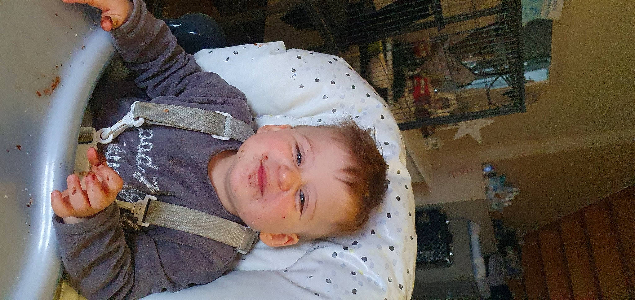 Hêlios participe au concours pour gagner de l'argent avec cette photo : baby, baby_products, baby_toddler_clothing, cheek, child, comfort, fun, gesture, person, sleeve, smile, toddler, vacation