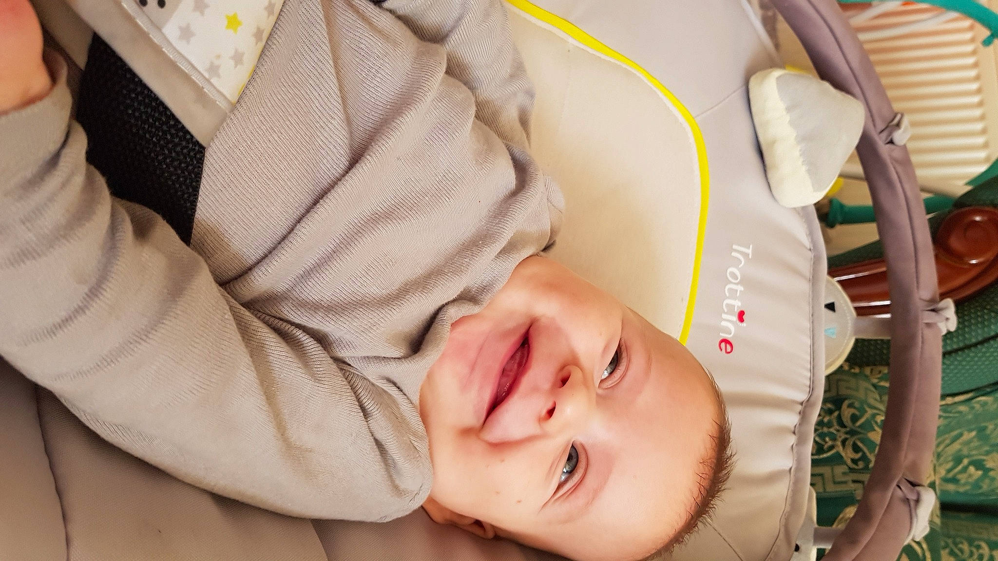Hêlios participe au concours pour gagner de l'argent avec cette photo : baby, baby_laughing, baby_products, baby_sleeping, baby_toddler_clothing, cheek, child, comfort, eyelash, finger, gesture, happy, jaw, joy, laugh, lip, nose, person, portrait_photography, skin