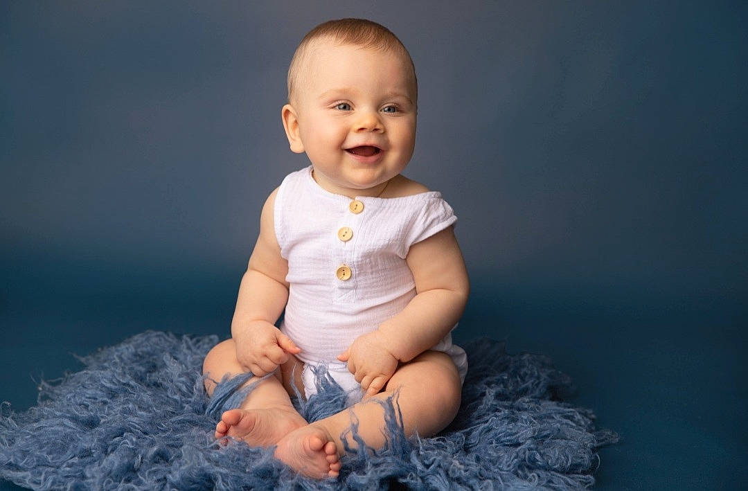 Evann participe au concours pour gagner de l'argent avec cette photo : baby, baby_toddler_clothing, child, flash_photography, fun, grass, happy, iris, joy, laugh, pattern, people_in_nature, person, photo_shoot, portrait, portrait_photography, sitting, skin, sleeve, smile