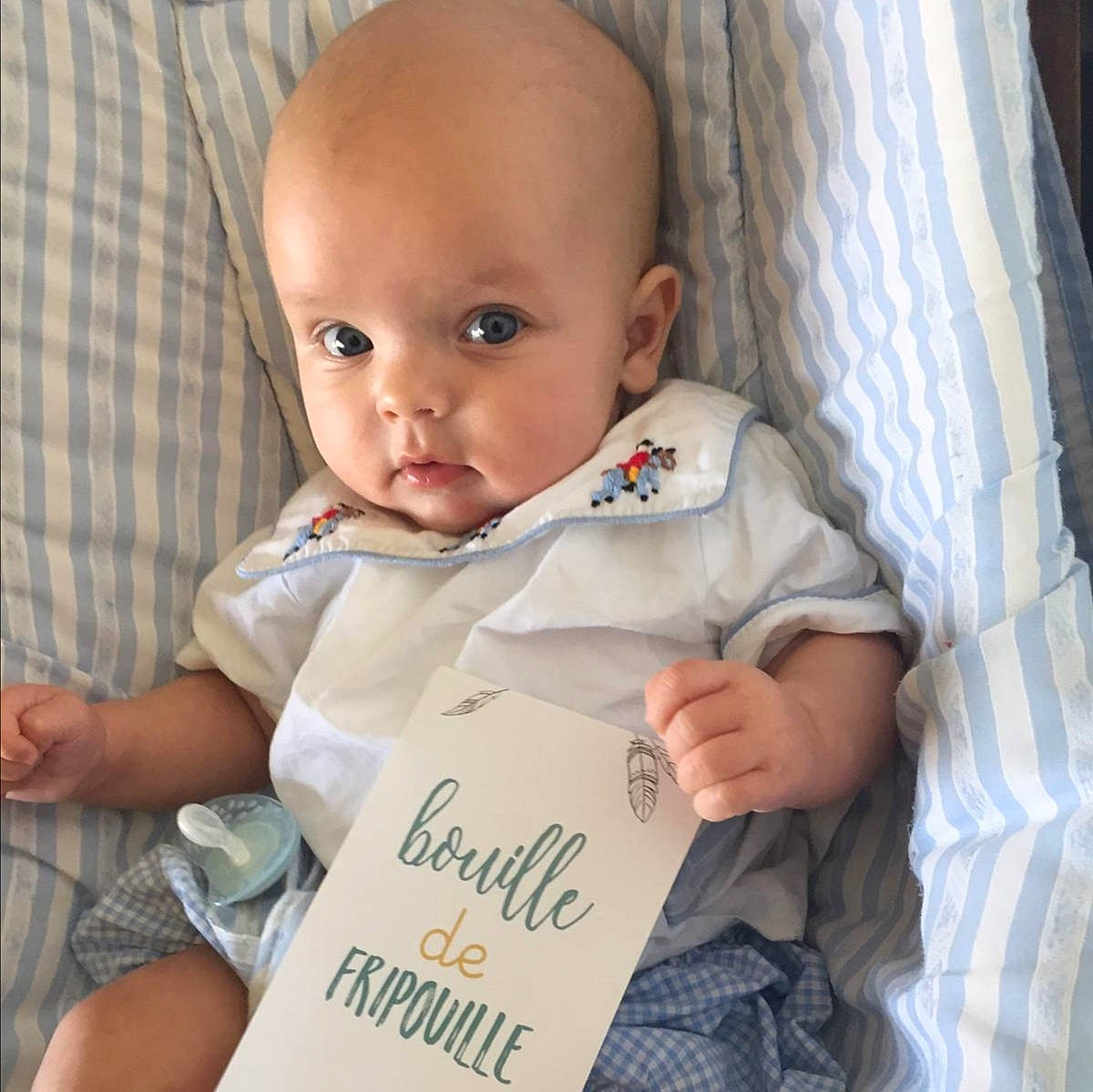 Marcus participe au concours pour gagner de l'argent avec cette photo : baby, baby_products, baby_safety, baby_sleeping, baby_toddler_clothing, cheek, child, comfort, eye, happy, iris, linens, pattern, person, room, sitting, skin, sleeve, t_shirt, toddler