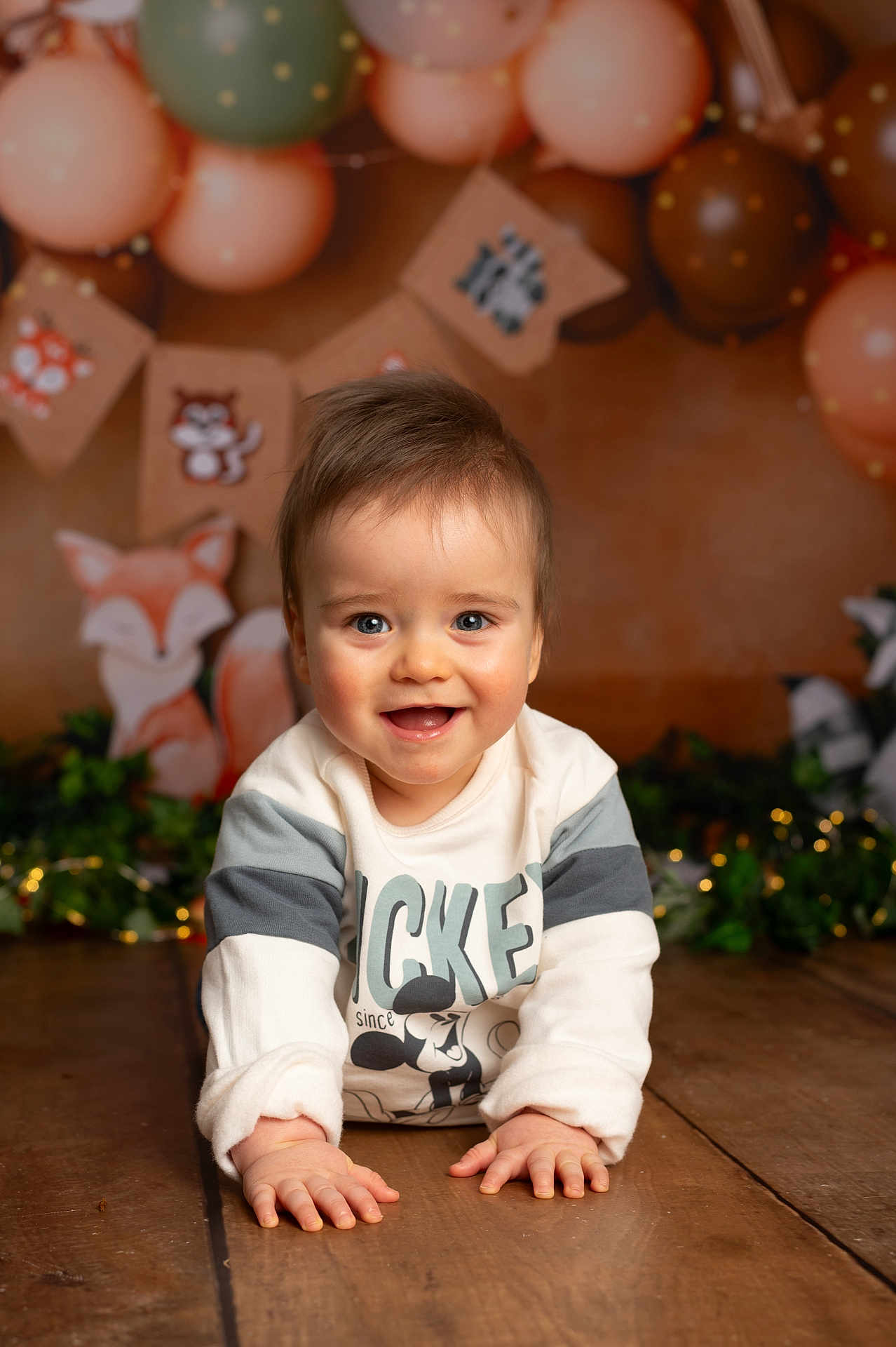 Grégory participe au concours pour gagner de l'argent avec cette photo : animal, baby, balloon, bodypart, cat, crawling, egg, face, finger, food, hand, hardwood, head, person, pet, photography, portrait, sitting, sphere, wood