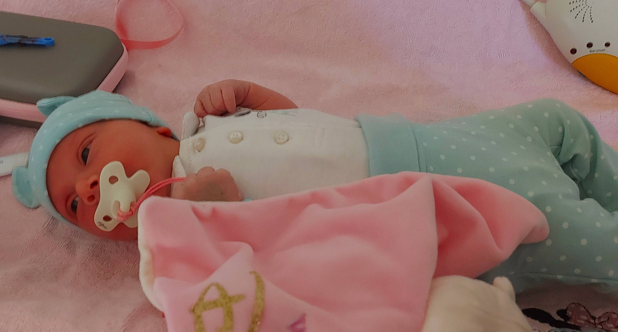 Délina a rejoint le concours — aidez-le/la à gagner de superbes lots ! baby, baby_products, baby_sleeping, baby_toddler_clothing, bedding, child, comfort, finger, hand, human_leg, linens, nail, peach, person, pink, room, skin, sweetness, textile, thigh