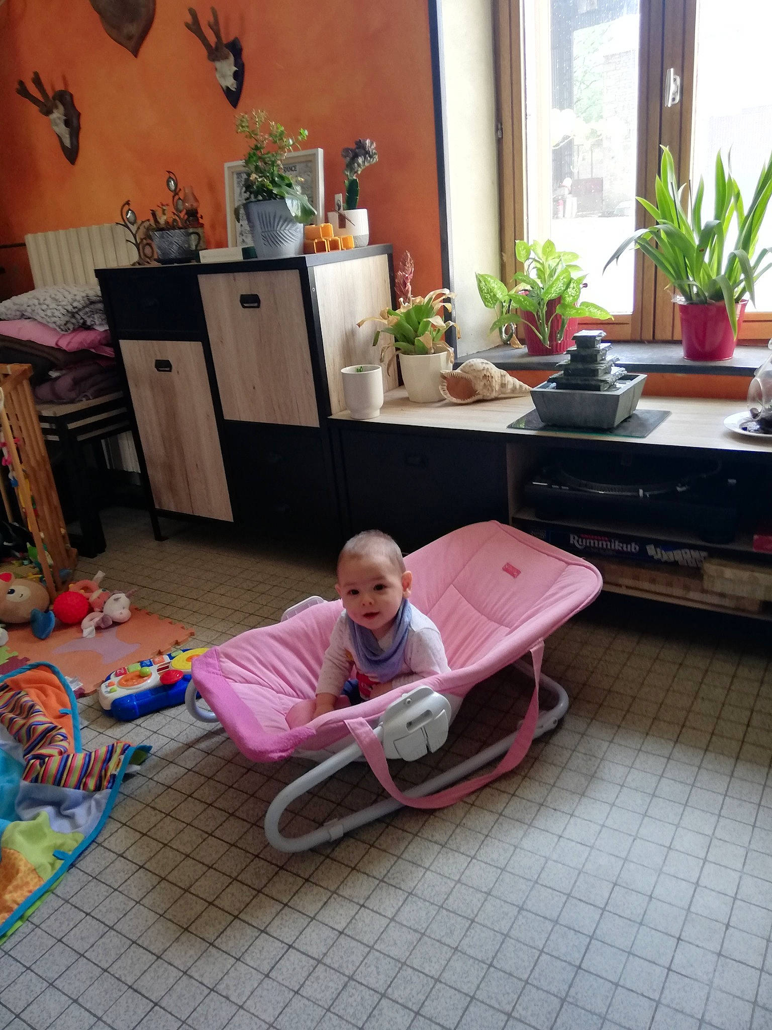 Victor participe au concours pour gagner de l'argent avec cette photo : baby, baby_safety, building, comfort, drawer, floor, flooring, flowerpot, hardwood, house, houseplant, leisure, living_room, person, plant, room, tire, toddler, wheel, window