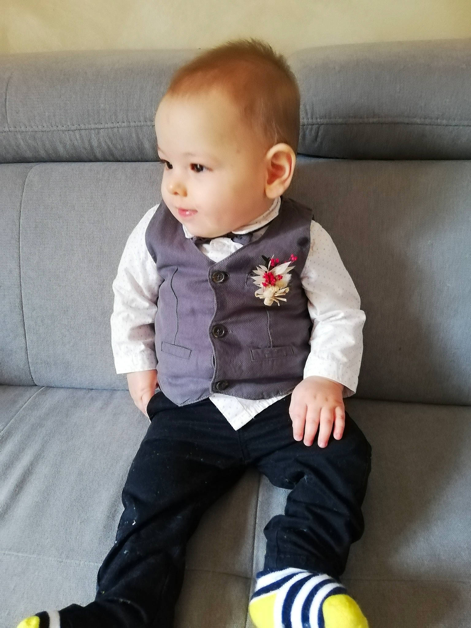 Victor a rejoint le concours — aidez-le/la à gagner de superbes lots ! baby, baby_toddler_clothing, clothing, collar, comfort, couch, dress_shirt, formal_wear, happy, head, human_body, knee, leg, person, sitting, sleeve, smile, sock, suit, thigh