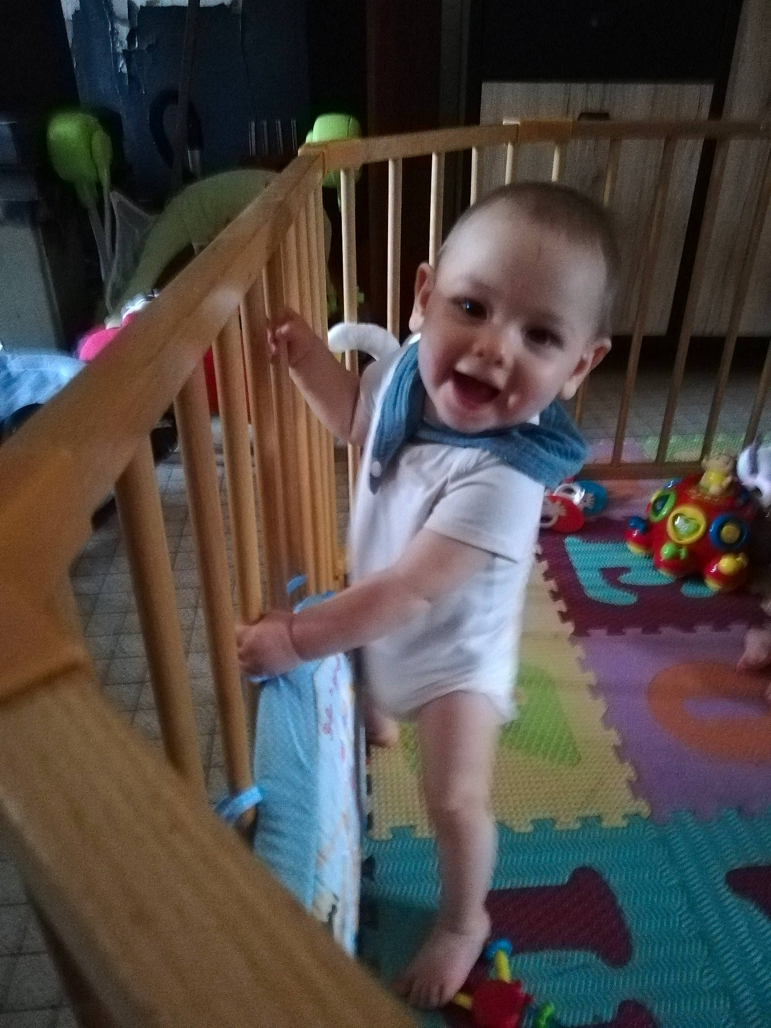 Victor participe au concours pour gagner de l'argent avec cette photo : baby, baby_safety, baby_toddler_clothing, chair, cheek, child, facial_expression, floor, flooring, fun, happy, hardwood, leisure, person, room, sitting, smile, t_shirt, toddler, varnish