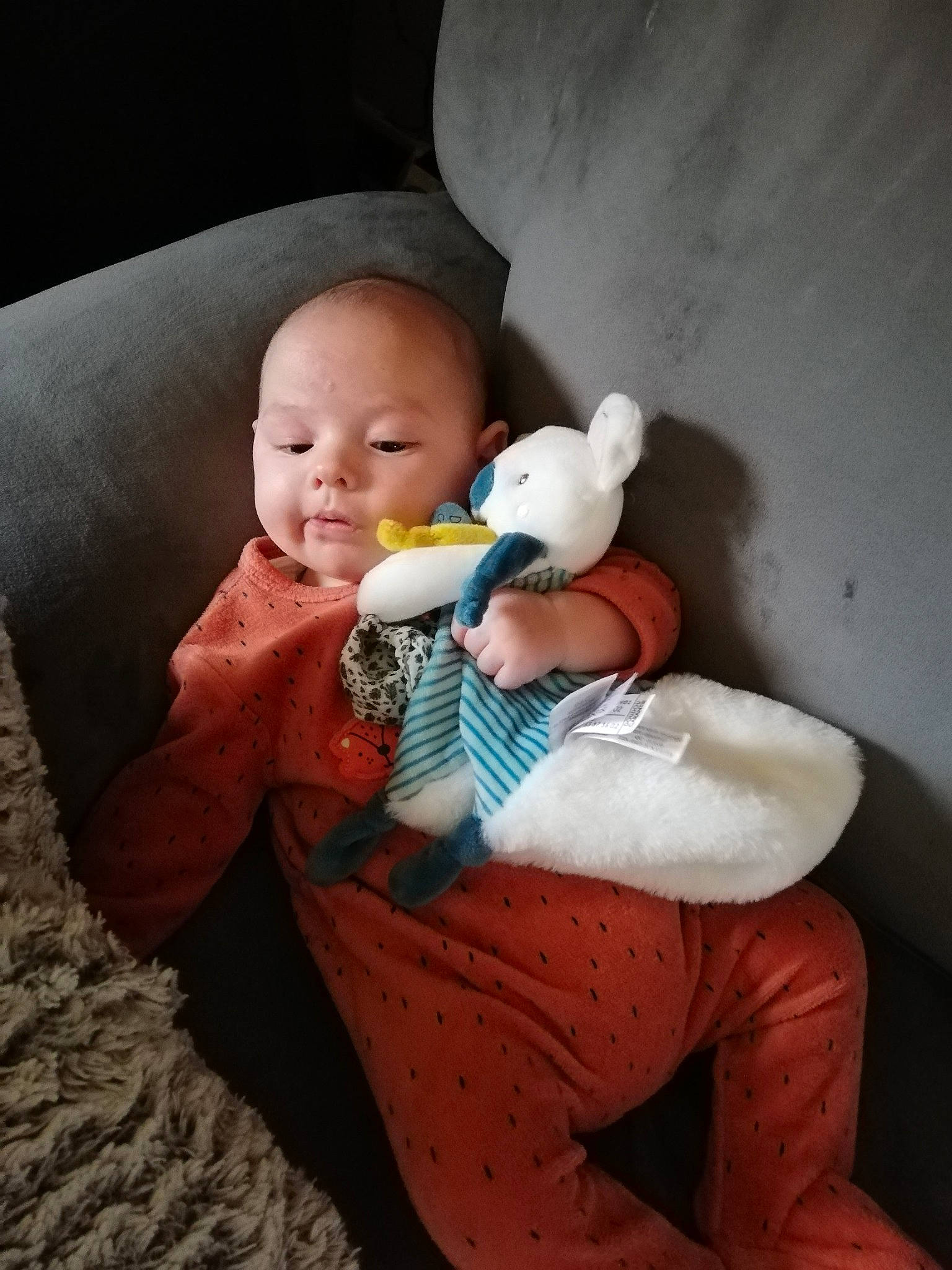 Victor participe au concours pour gagner de l'argent avec cette photo : baby, chair, cheek, comfort, couch, facial_expression, flash_photography, fun, happy, head, human_body, lap, mouth, person, skin, standing, stuffed_toy, textile, toddler, toy