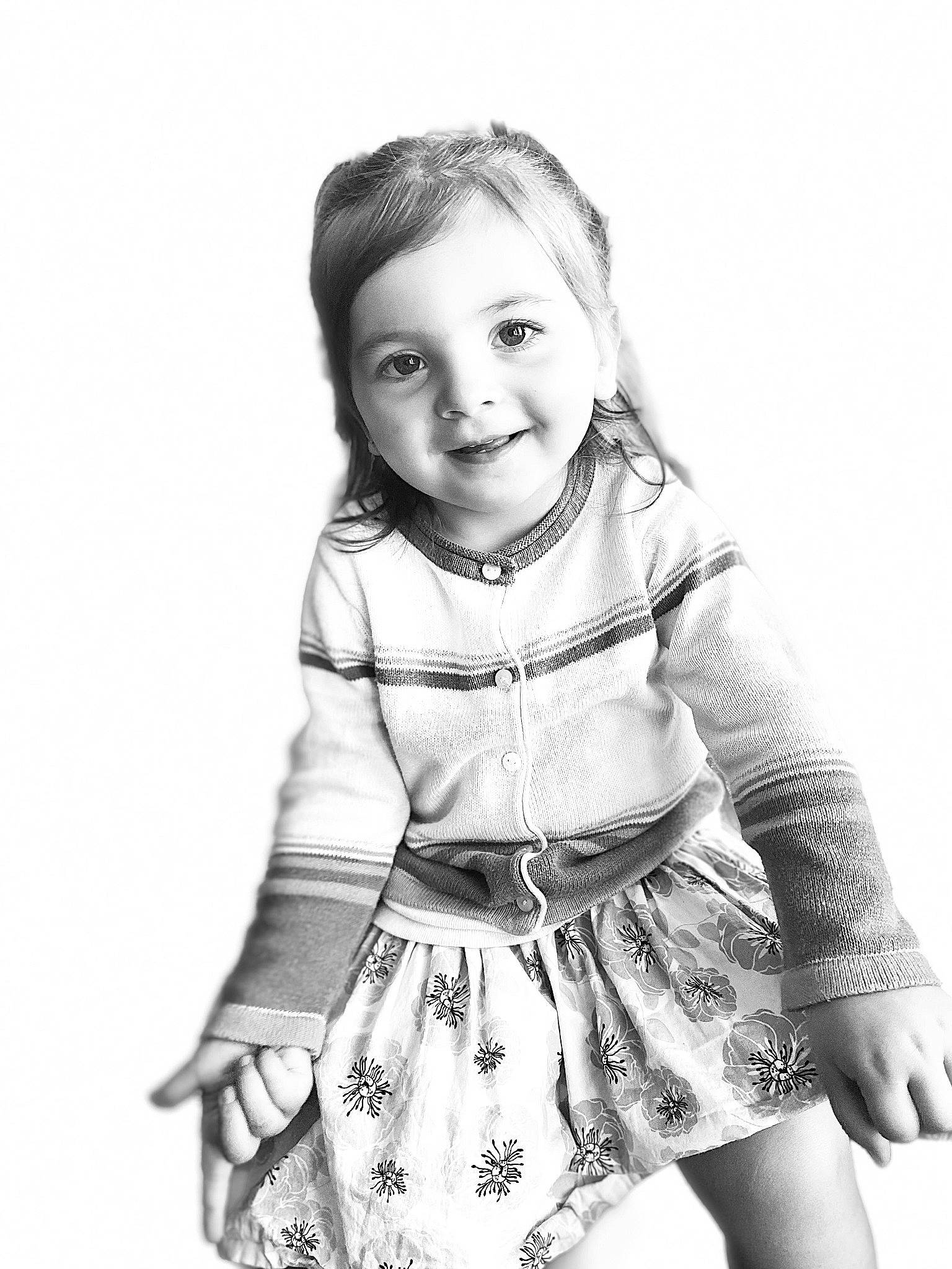 Maïna a rejoint le concours — aidez-le/la à gagner de superbes lots ! baby_toddler_clothing, black_and_white, child, collar, day_dress, face, flash_photography, gesture, happy, iris, joy, monochrome, monochrome_photography, pattern, people_in_nature, person, sleeve, smile, standing, style