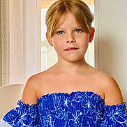 Lison a rejoint le concours — aidez-le/la à gagner de superbes lots ! child, girl, portrait, indoor, blue_dress, off_shoulder, floral_pattern, lace, light_brown_hair, blue_eyes, window, natural_light, calm, serene, young, fashion, cute, person, face, smile