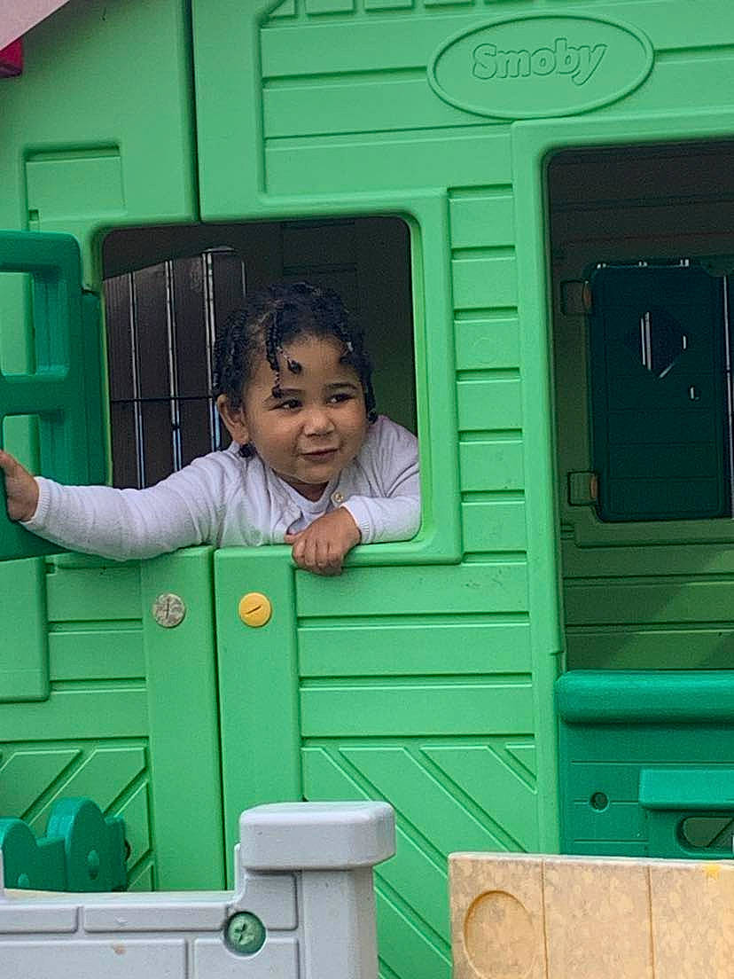 Maelane a rejoint le concours — aidez-le/la à gagner de superbes lots ! child, door, door_handle, fun, green, happy, joy, leisure, magenta, motor_vehicle, people, person, photograph, pink, play, snapshot, standing, t_shirt, toddler, vehicle_door