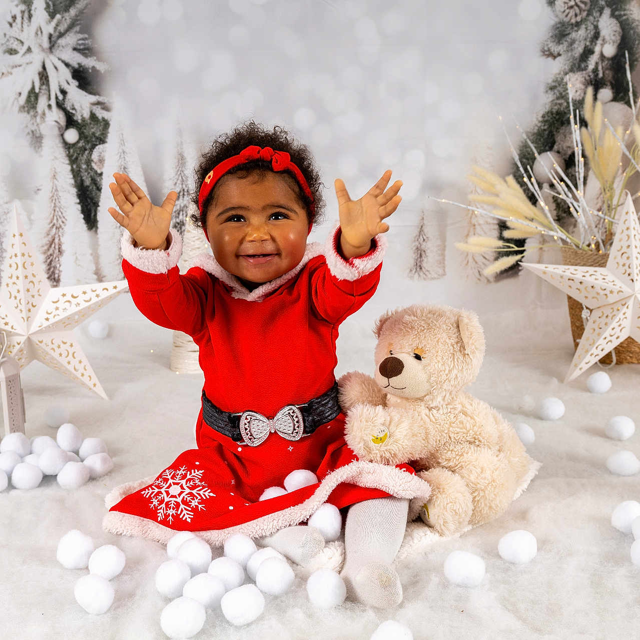 Enëa a rejoint le concours — aidez-le/la à gagner de superbes lots ! celebration, child, christmas, cozy, cute, festive, happy, headband, holiday_decor, indoor, lantern, red_dress, sitting, smiling, snow_balls, teddy_bear, toddler, toy, white_star, winter_scene