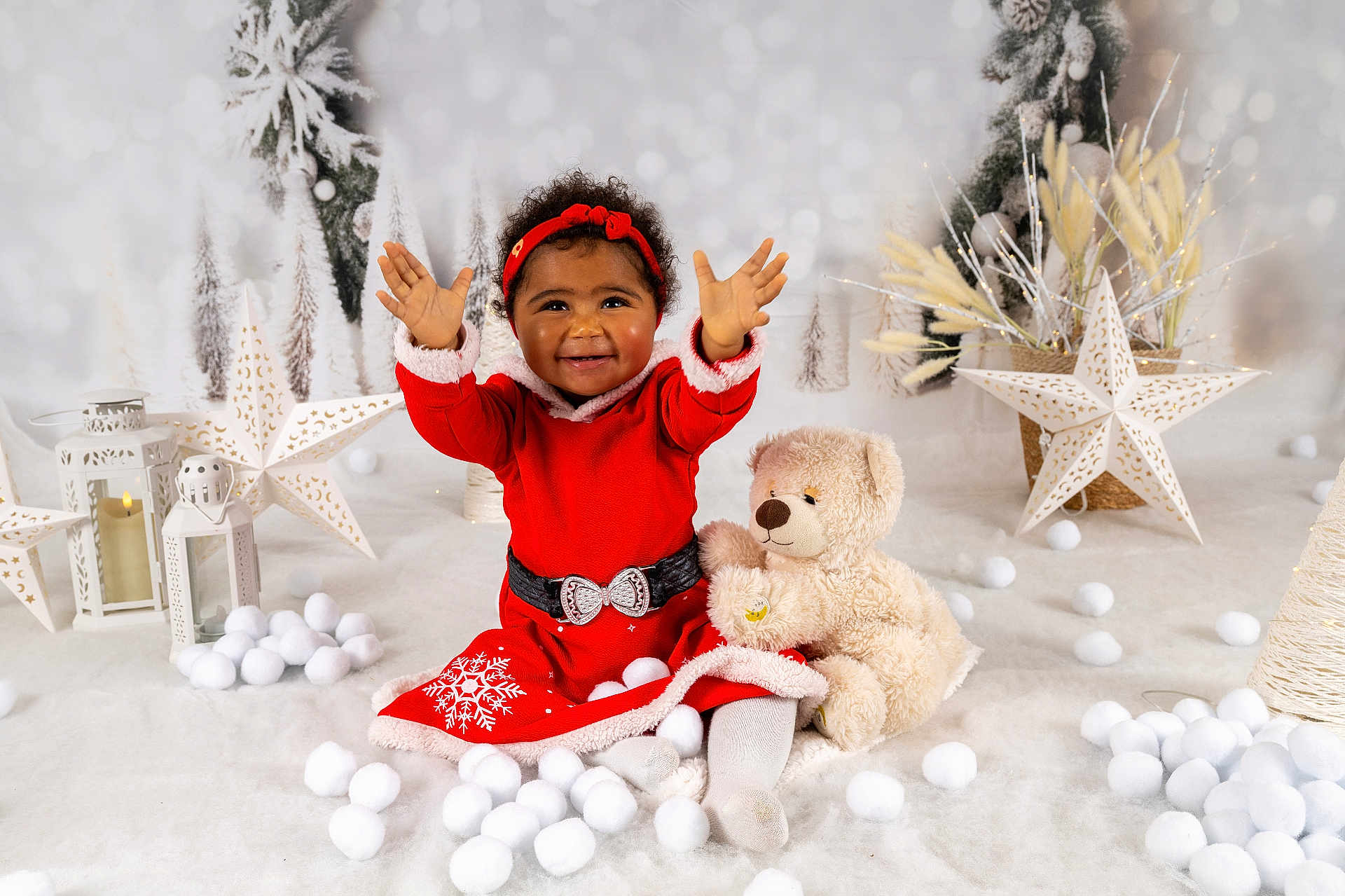 Enëa a rejoint le concours — aidez-le/la à gagner de superbes lots ! toddler, child, red_dress, headband, smiling, teddy_bear, toy, snow_balls, winter_scene, holiday_decor, white_star, lantern, festive, indoor, cute, happy, sitting, celebration, christmas, cozy