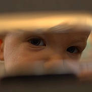 Louis a rejoint le concours — aidez-le/la à gagner de superbes lots ! blurred, child, close_up, curious, expression, eyebrow, eyes, face, focus, head, indoor, intimate, mystery, observation, person, portrait, reflection, skin, soft_light, young
