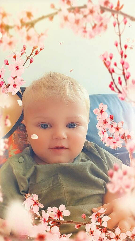 Leandro a rejoint le concours — aidez-le/la à gagner de superbes lots ! baby, baby_toddler_clothing, beauty, cheek, child, eye, face, happy, head, iris, lip, pattern, person, petal, pink, plant, red, skin, textile, toddler