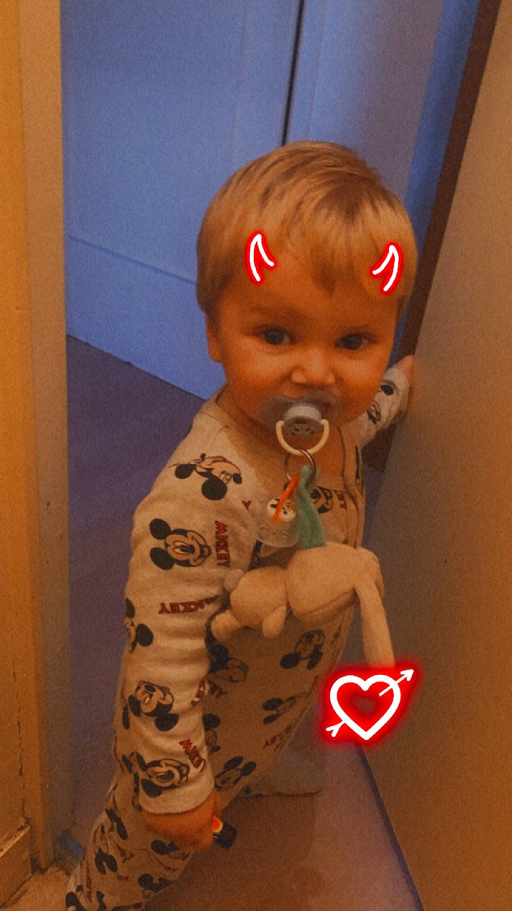 Leandro participe au concours pour gagner de l'argent avec cette photo : baby, baby_toddler_clothing, baby_toys, carmine, cheek, child, flesh, flooring, fun, nose, pattern, person, personal_protective_equipment, play, room, sitting, skin, sleeve, t_shirt, toddler