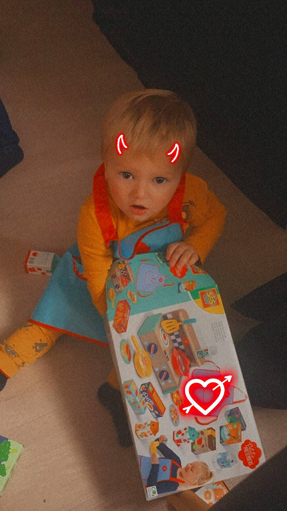 Leandro participe au concours pour gagner de l'argent avec cette photo : baby, baby_products, baby_toddler_clothing, baby_toys, carmine, child, flooring, fun, human_body, linens, orange, person, play, room, sitting, sleeve, stuffed_toy, toddler