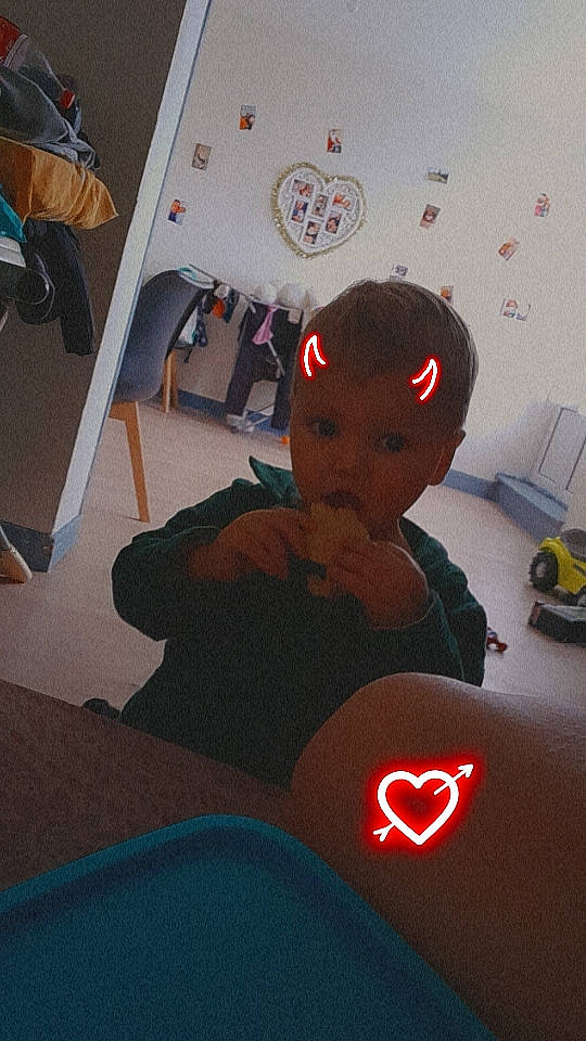 Leandro participe au concours pour gagner de l'argent avec cette photo : animation, art, baby, black, carmine, chair, child, flooring, fun, person, play, room, sitting, snapshot, space, stuffed_toy, t_shirt, toddler, toy, visual_arts