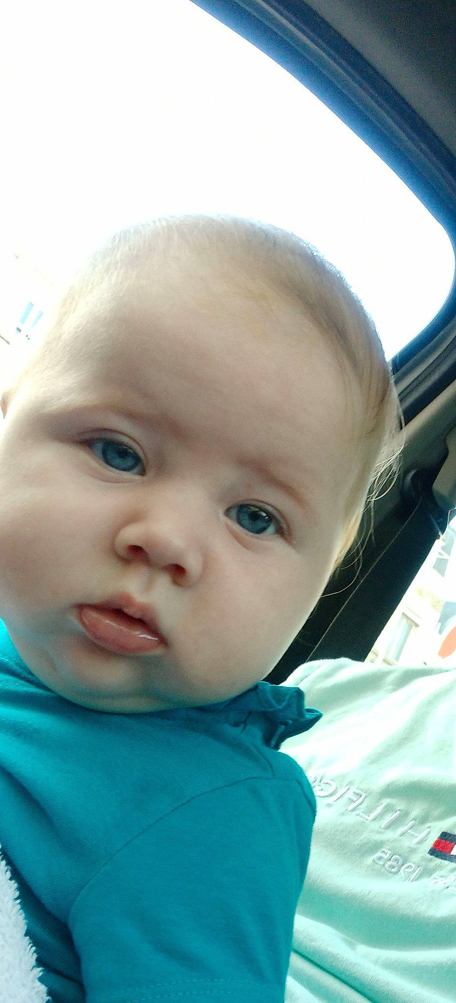 Mya a rejoint le concours — aidez-le/la à gagner de superbes lots ! baby, baby_products, baby_toddler_clothing, car_seat, cheek, child, chin, close_up, electric_blue, eyebrow, eyelash, fun, happy, iris, mouth, nose, person, seat_belt, skin, smile