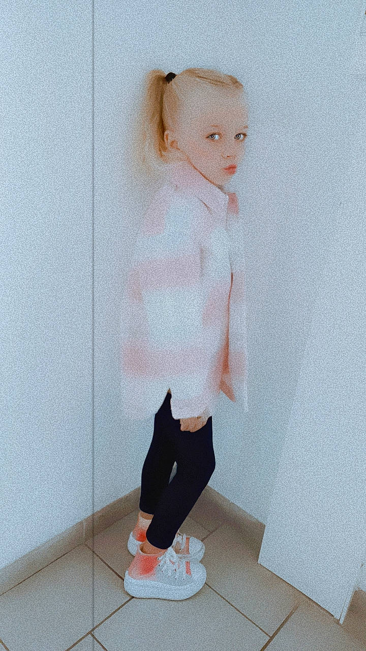 Kenzia participe au concours pour gagner de l'argent avec cette photo : blazer, denim, doll, dress_shirt, fashion_design, formal_wear, human_body, human_leg, joint, knee, leg, neck, outerwear, person, shoulder, sleeve, t_shirt, thigh, toy, waist