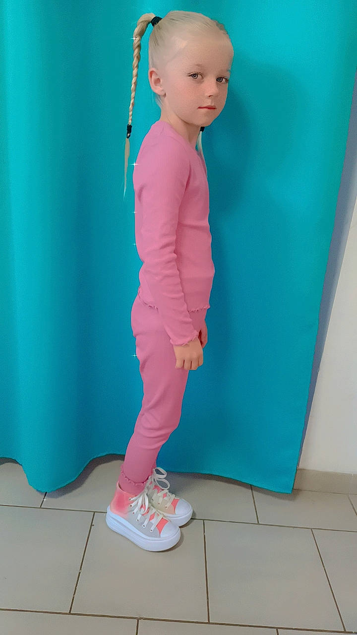 Kenzia a rejoint le concours — aidez-le/la à gagner de superbes lots ! baby, baby_toddler_clothing, balance, blue, child, electric_blue, fun, green, human_leg, joint, knee, magenta, person, pink, sleeve, sportswear, sweatpant, t_shirt, toddler, waist