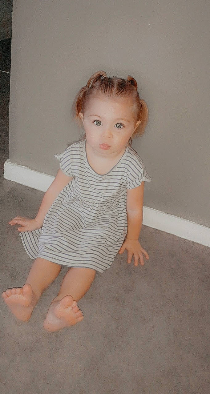 Néylia a rejoint le concours — aidez-le/la à gagner de superbes lots ! arm, baby, barefoot, child, floor, flooring, joint, leg, person, skin, standing, toddler