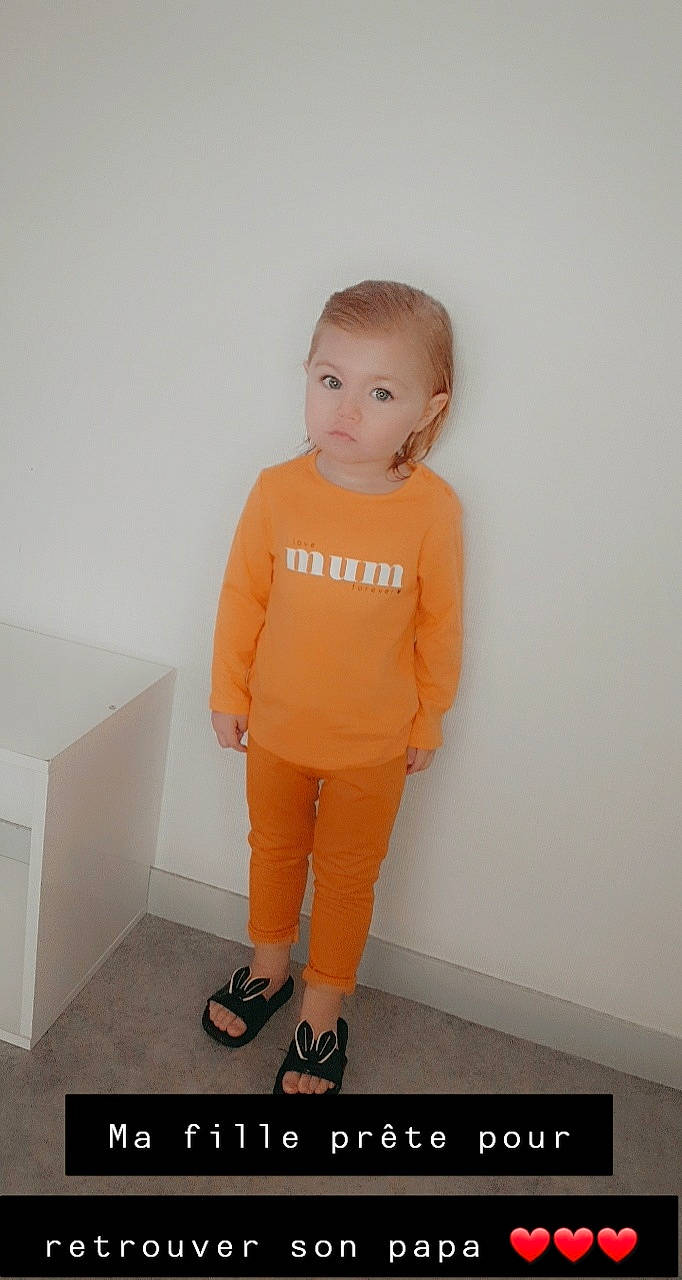 Néylia a rejoint le concours — aidez-le/la à gagner de superbes lots ! child, child_model, clothing, neck, orange, outerwear, peach, person, shoulder, sleeve, sportswear, standing, t_shirt, toddler, top, yellow