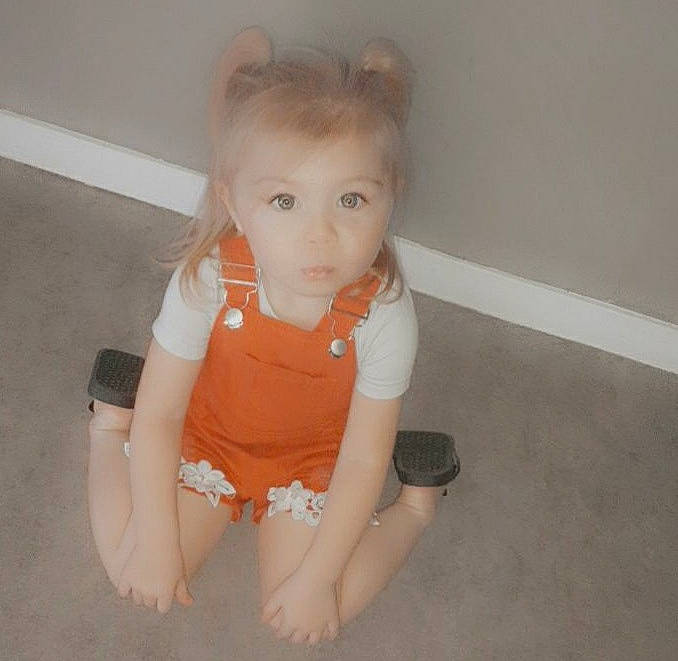 Néylia participe au concours pour gagner de l'argent avec cette photo : arm, child, ear, eye, floor, flooring, head, iris, joint, leg, neck, person, shoulder, sitting, skin, standing, thigh, toddler