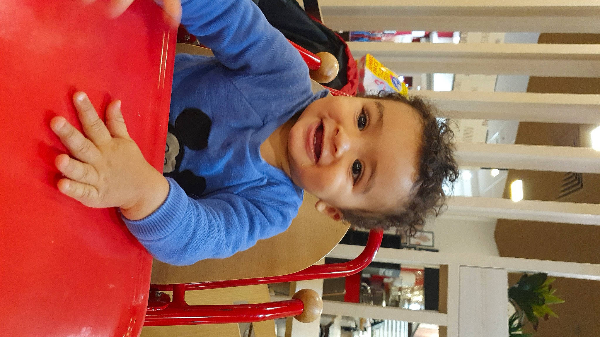 Kamil a rejoint le concours — aidez-le/la à gagner de superbes lots ! baby, baby_toddler_clothing, child, comfort, facial_expression, fun, gesture, happy, hat, joy, leisure, mouth, nose, people, person, play, recreation, room, sleeve, smile