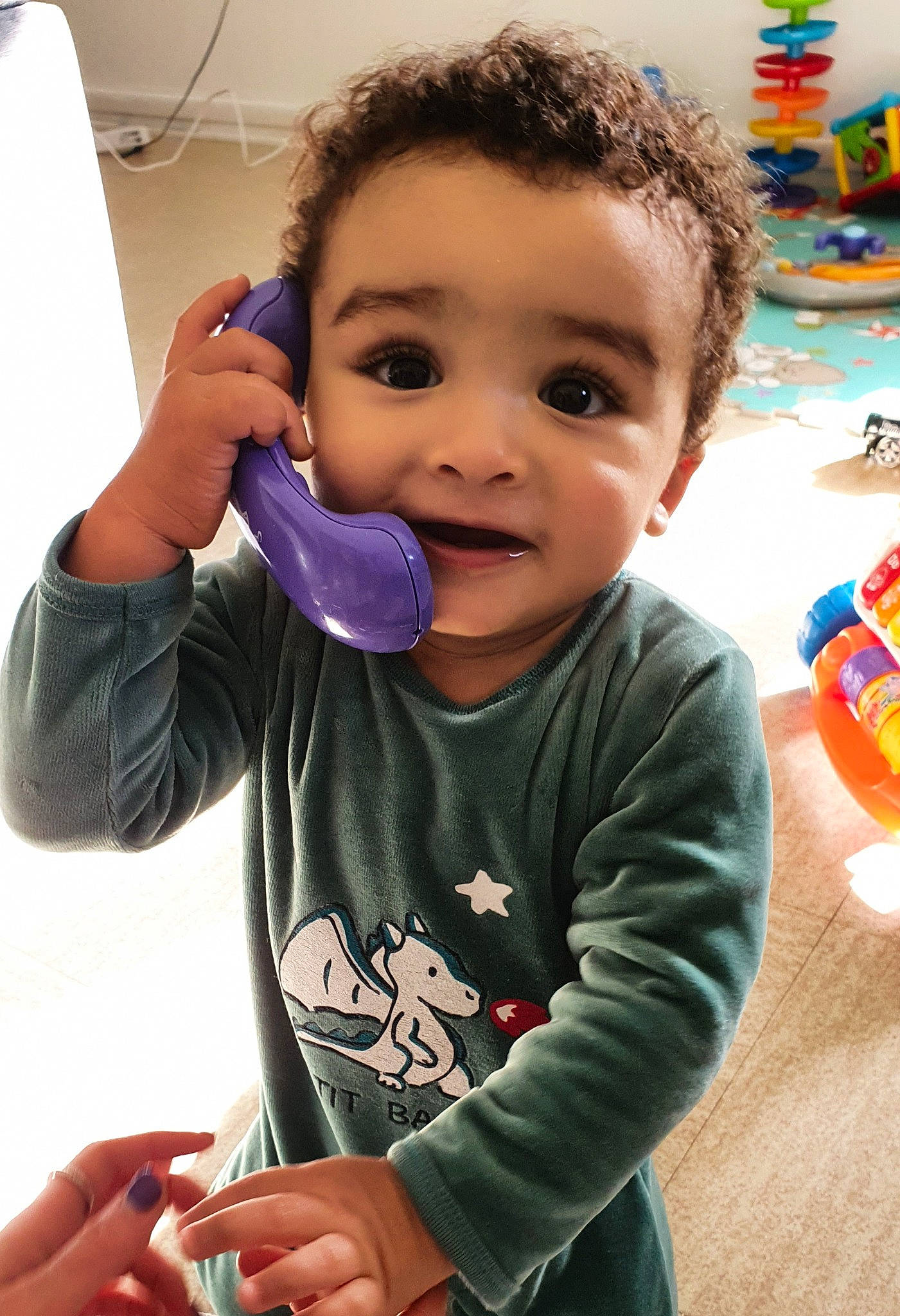 Kamil participe au concours pour gagner de l'argent avec cette photo : arm, black, cheek, chin, eye, eyelash, face, facial_expression, gesture, hand, happy, head, human, nose, organ, person, photograph, skin, sleeve, smile