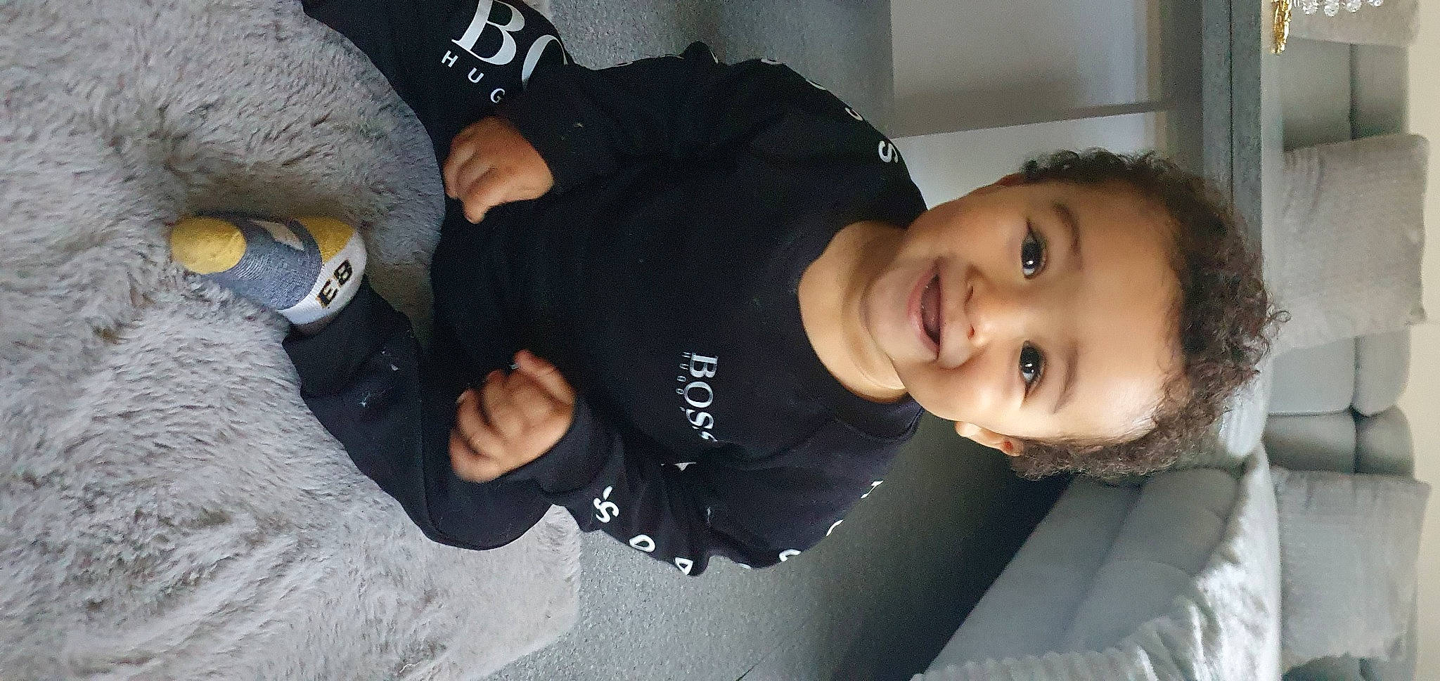 Kamil participe au concours pour gagner de l'argent avec cette photo : cool, elbow, eye, finger, flash_photography, fun, gesture, happy, head, joint, joy, mouth, person, sitting, sleeve, smile, t_shirt, thumb, toddler, tree