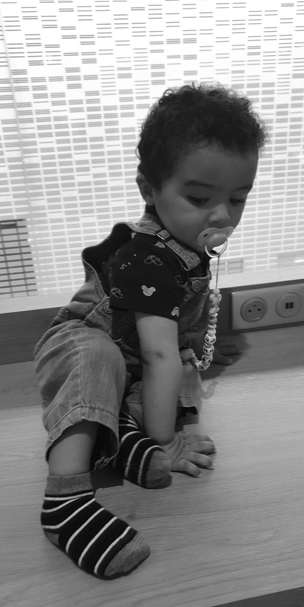 Kamil a rejoint le concours — aidez-le/la à gagner de superbes lots ! arm, black, black_and_white, clothing, face, facial_expression, floor, flooring, happy, head, joint, knee, leg, person, shoulder, skin, sleeve, standing, style, toddler