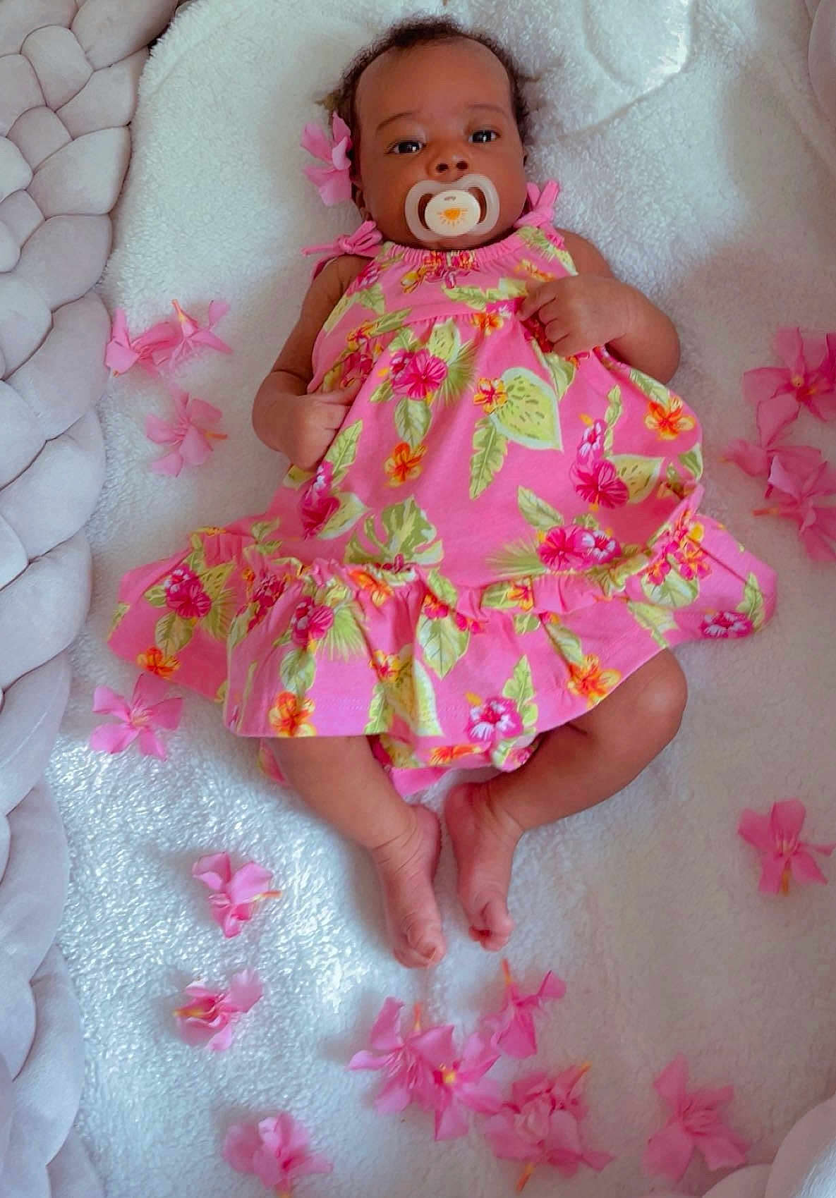 Alicia a rejoint le concours — aidez-le/la à gagner de superbes lots ! baby, pacifier, pink_dress, flower, blanket, infant, cute, lying_down, soft_texture, pink_flower, infant_clothing, adorable, portrait, child, floral_pattern, relaxed, skin, small_feet, indoors, peaceful