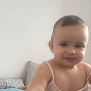 Selvi a rejoint le concours — aidez-le/la à gagner de superbes lots ! toddler, child, bed, pillow, tank_top, indoor, smiling, face, person, cute, clothing, baby, cartoon_character, tom_and_jerry, red_bedspread, white_wall, short_hair, playful, skin, room