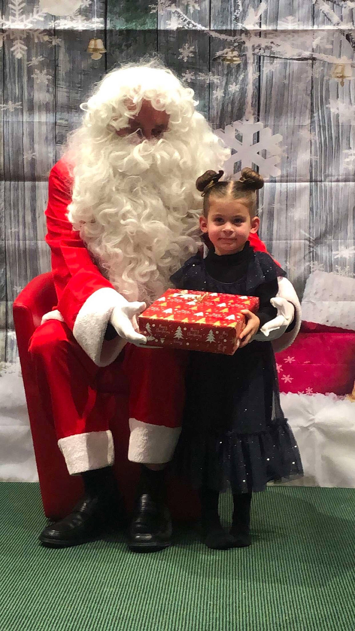 Elenna a rejoint le concours — aidez-le/la à gagner de superbes lots ! beard, boot, christmas, christmas_eve, event, facial_hair, fictional_character, fun, fur, happy, hat, holiday, joy, lap, pattern, person, santa_claus, shoe, sitting, sleeve