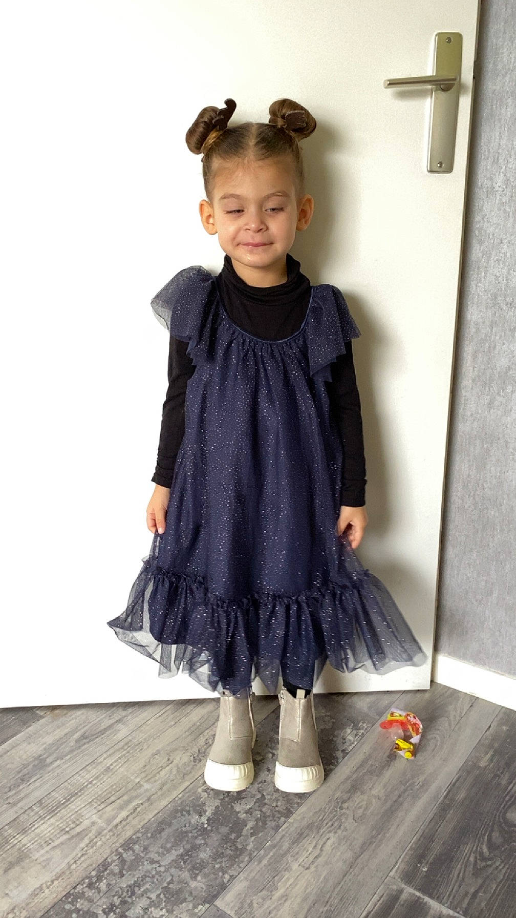 Elenna participe au concours pour gagner de l'argent avec cette photo : baby_toddler_clothing, blazer, cocktail_dress, day_dress, electric_blue, fashion_accessory, fashion_design, flooring, formal_wear, grey, hardwood, joy, knee, one_piece_garment, pattern, person, purple, sleeve, textile, toddler