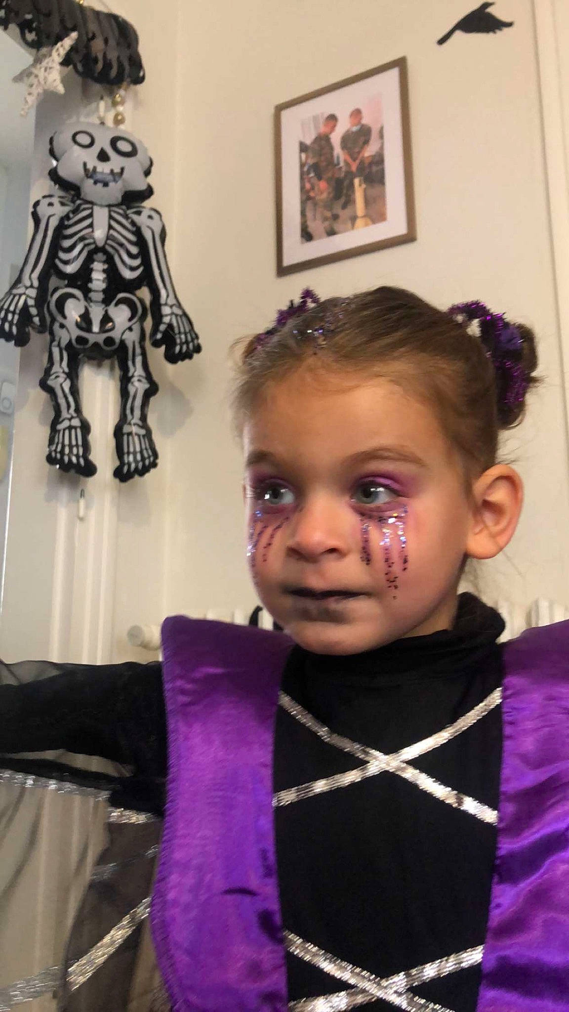 Elenna a rejoint le concours — aidez-le/la à gagner de superbes lots ! cheek, child, costume, event, eyelash, fashion_accessory, fashion_design, formal_wear, fun, hairstyle, happy, headgear, jewellery, magenta, outerwear, person, picture_frame, purple, room, toddler